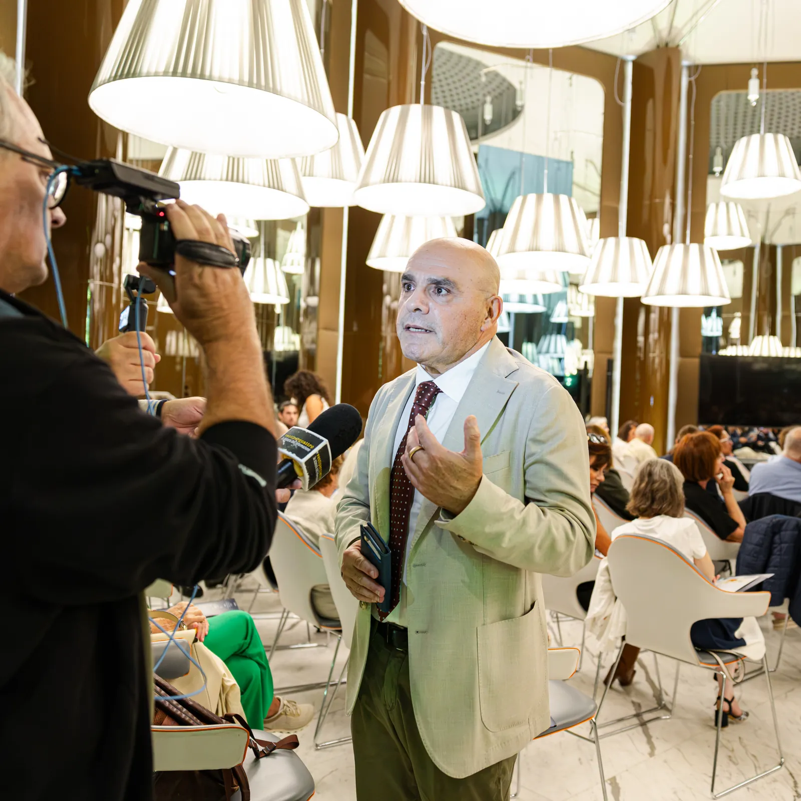 Le telecamere in sala per le interviste