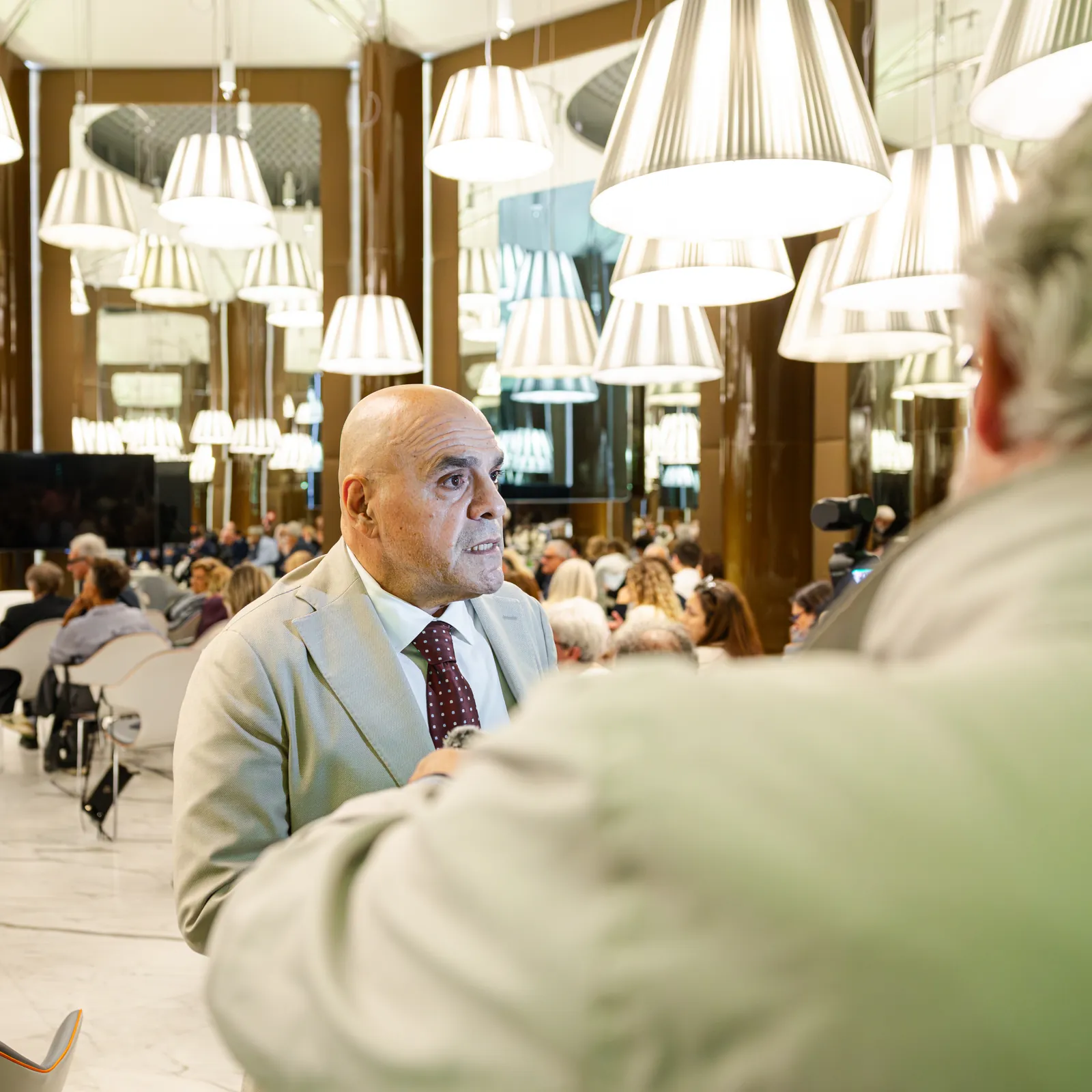 Un'intervista in sala, con la platea sullo sfondo