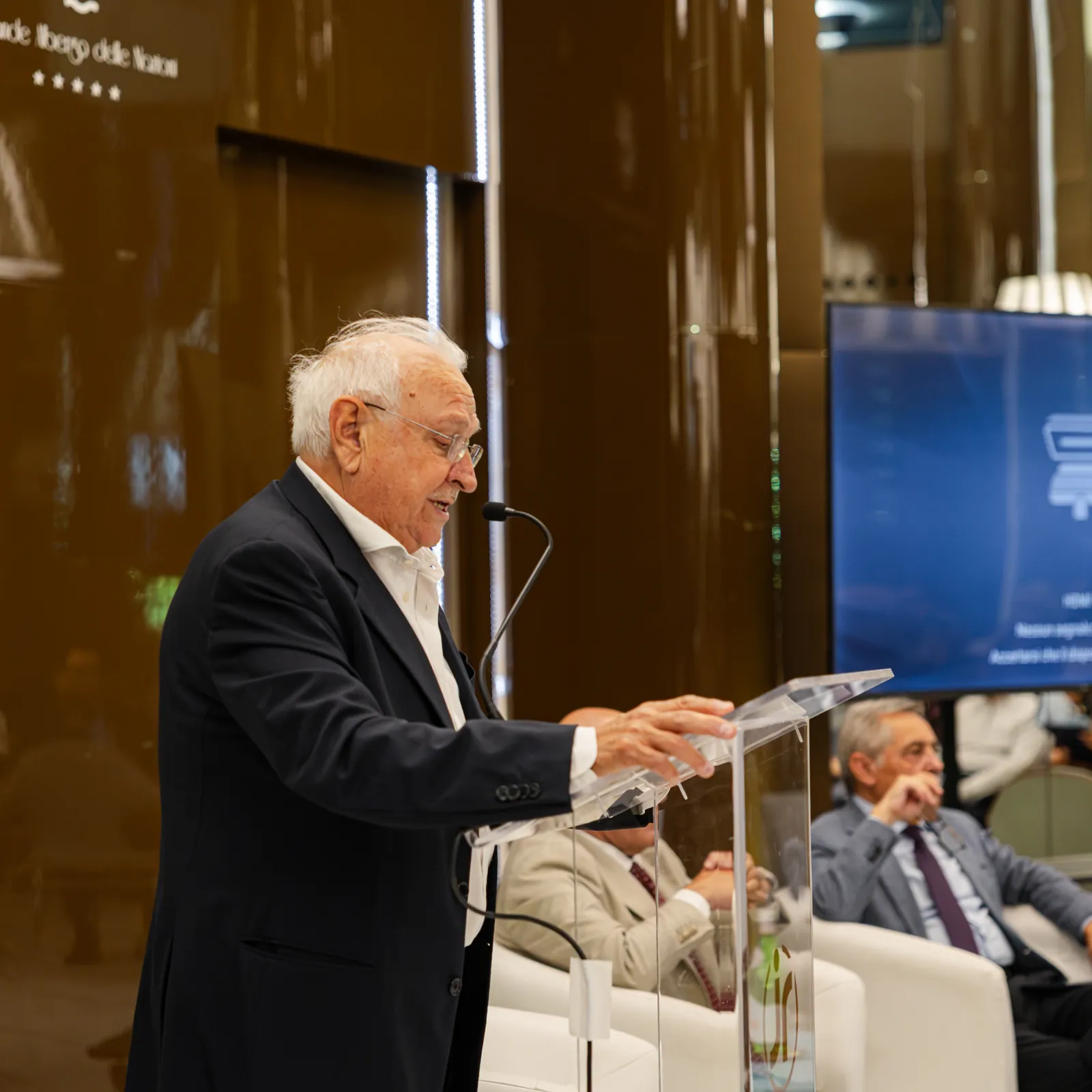 Un intervento dal leggio