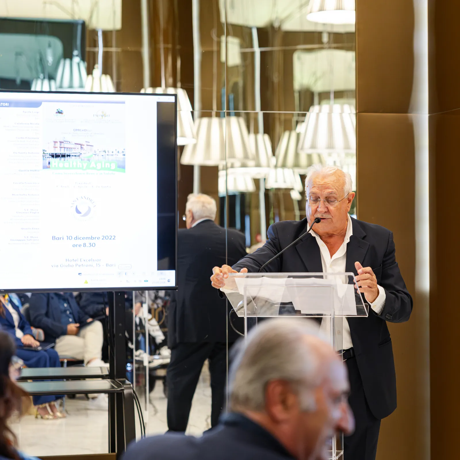 Un intervento dal leggio, con una slide sullo schermo