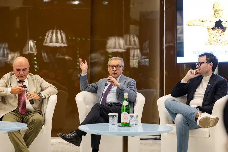 Il talk nelle poltrone bianche al centro della sala