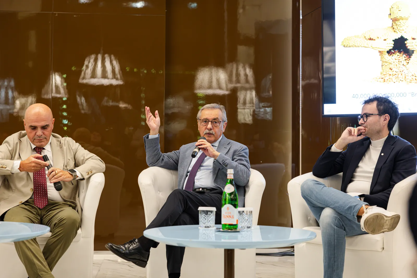 Il talk nelle poltrone bianche al centro della sala