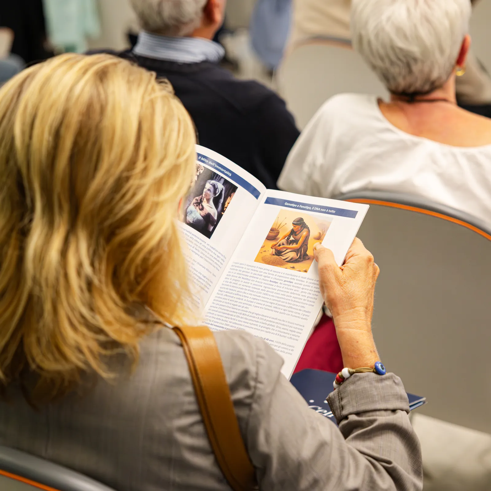 Una brochure sfogliata in platea