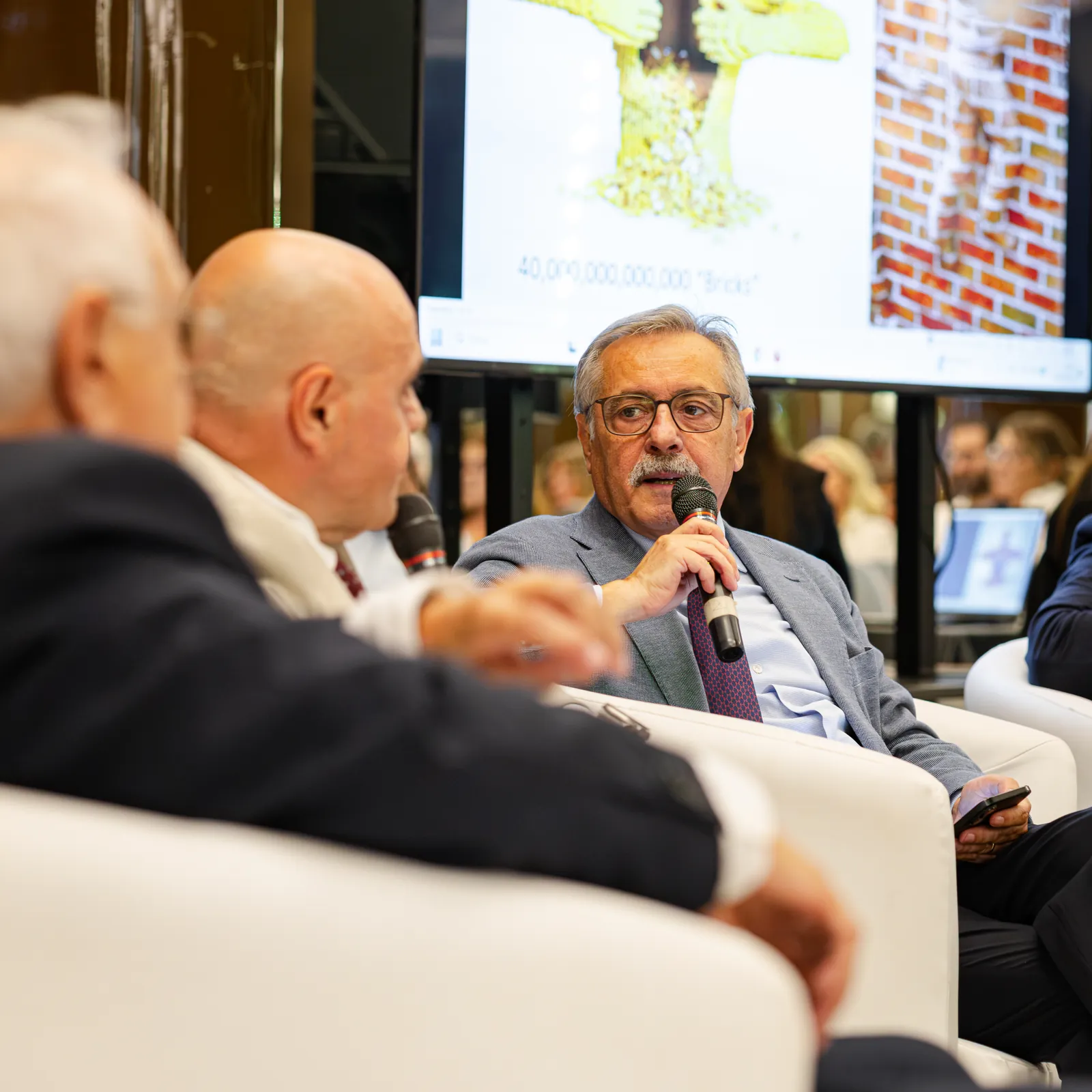 Un passaggio del talk, con le immagini proiettate alle spalle