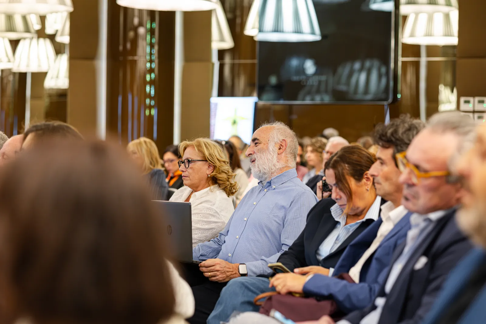 Il pubblico ascolta gli interventi