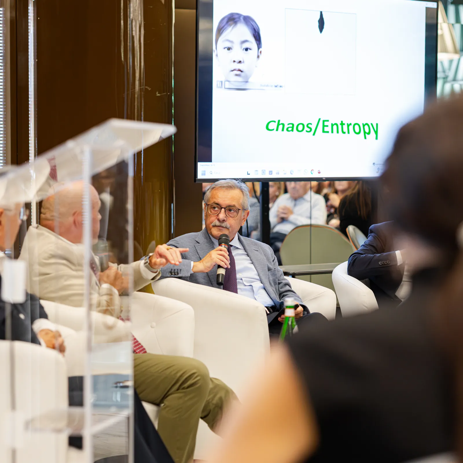 Il talk, con la slide «Chaos/Entropy» sullo schermo