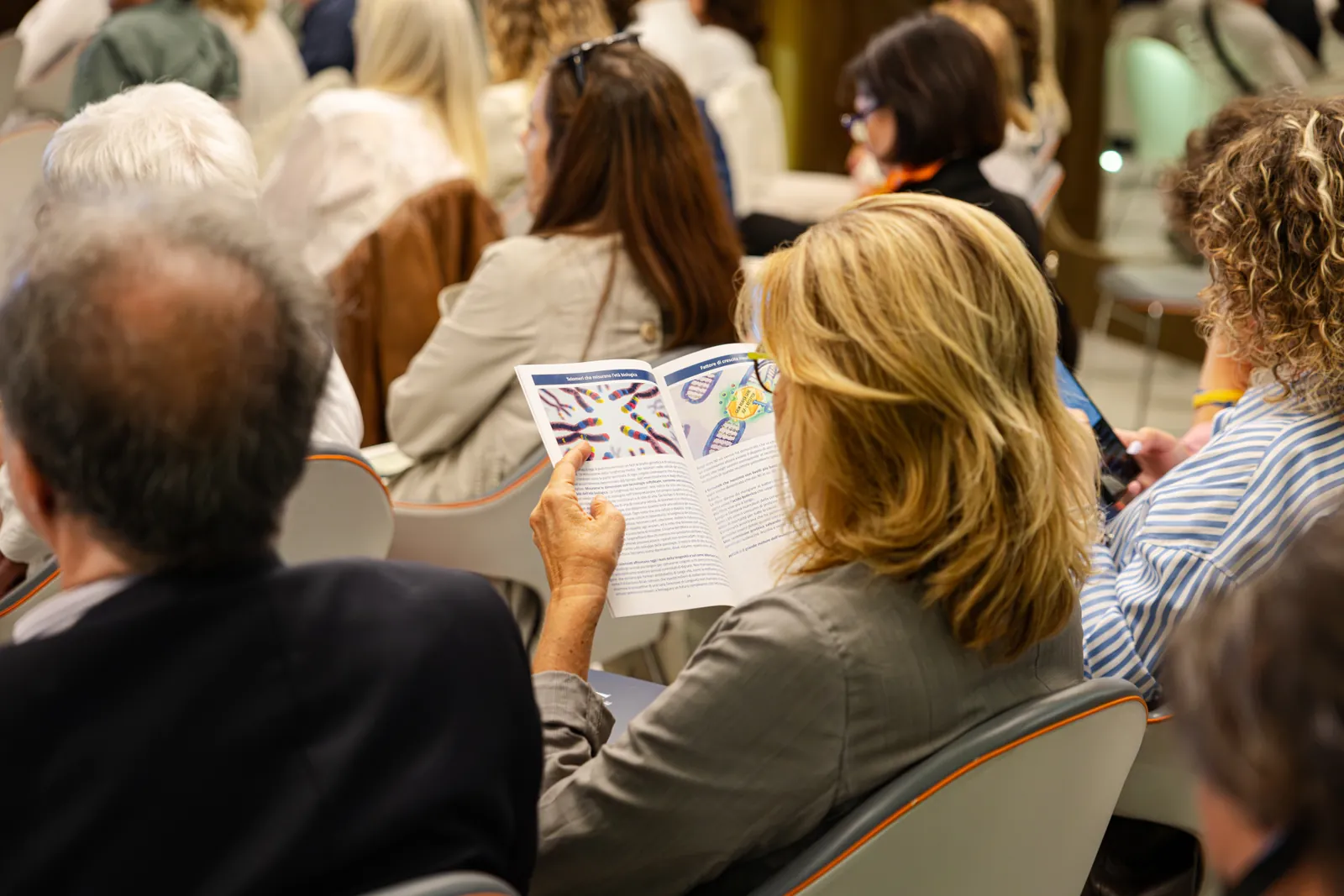 Il materiale della serata sfogliato in platea