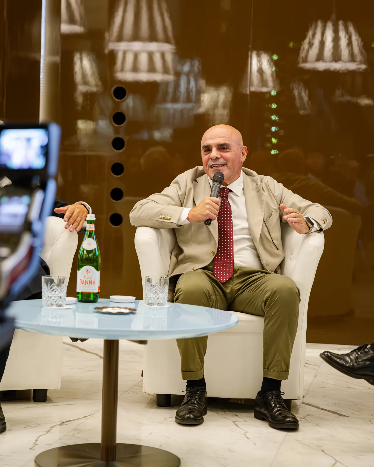 Un intervento dalle poltrone del palco