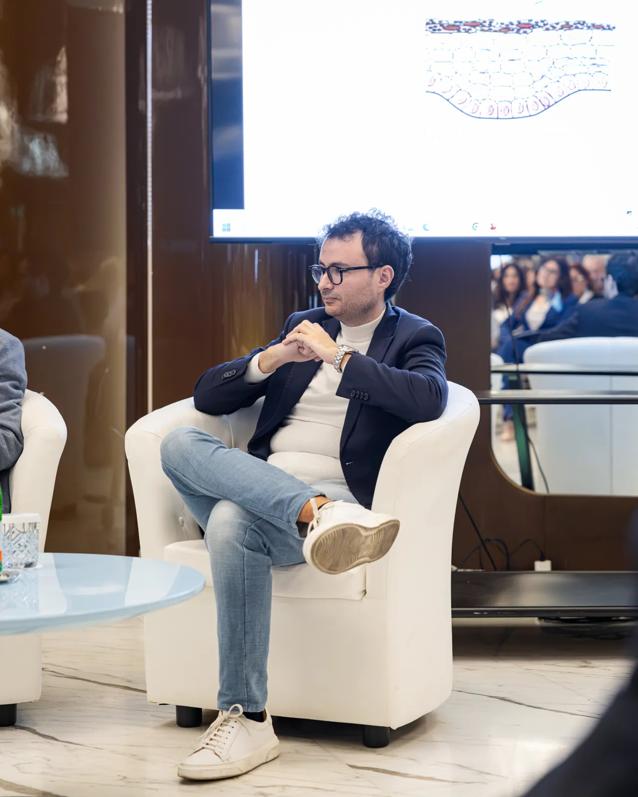 Il panel, nelle poltrone bianche
