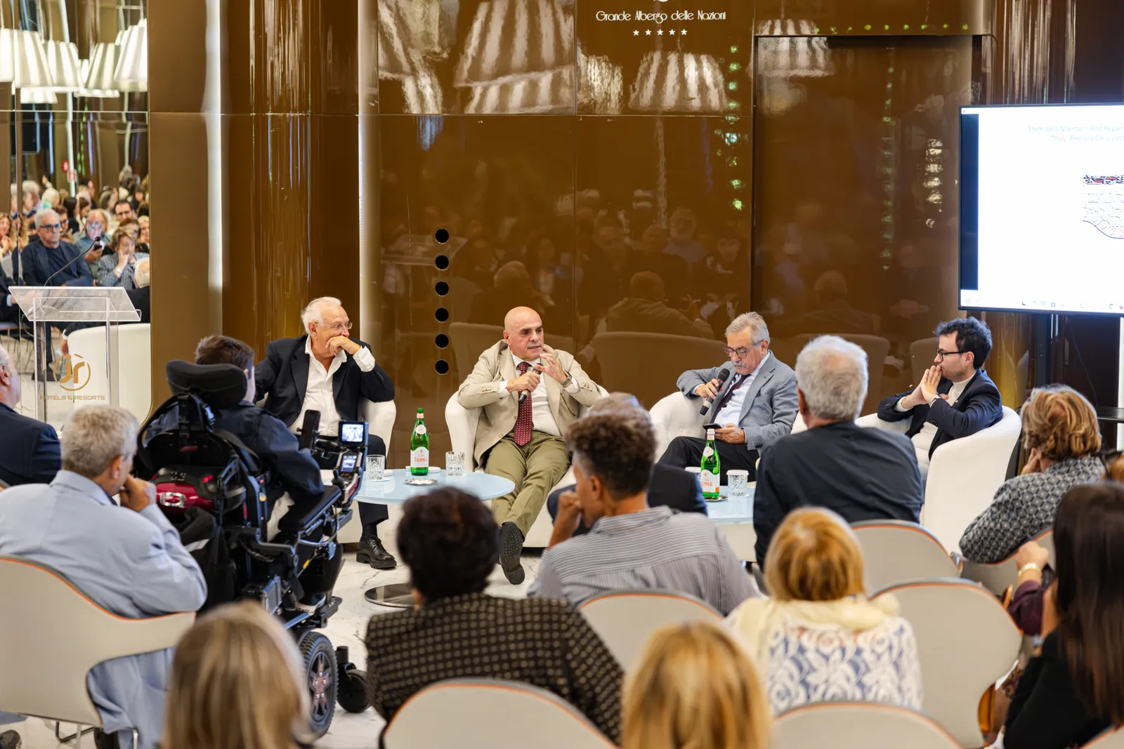Il palco e la platea durante il panel