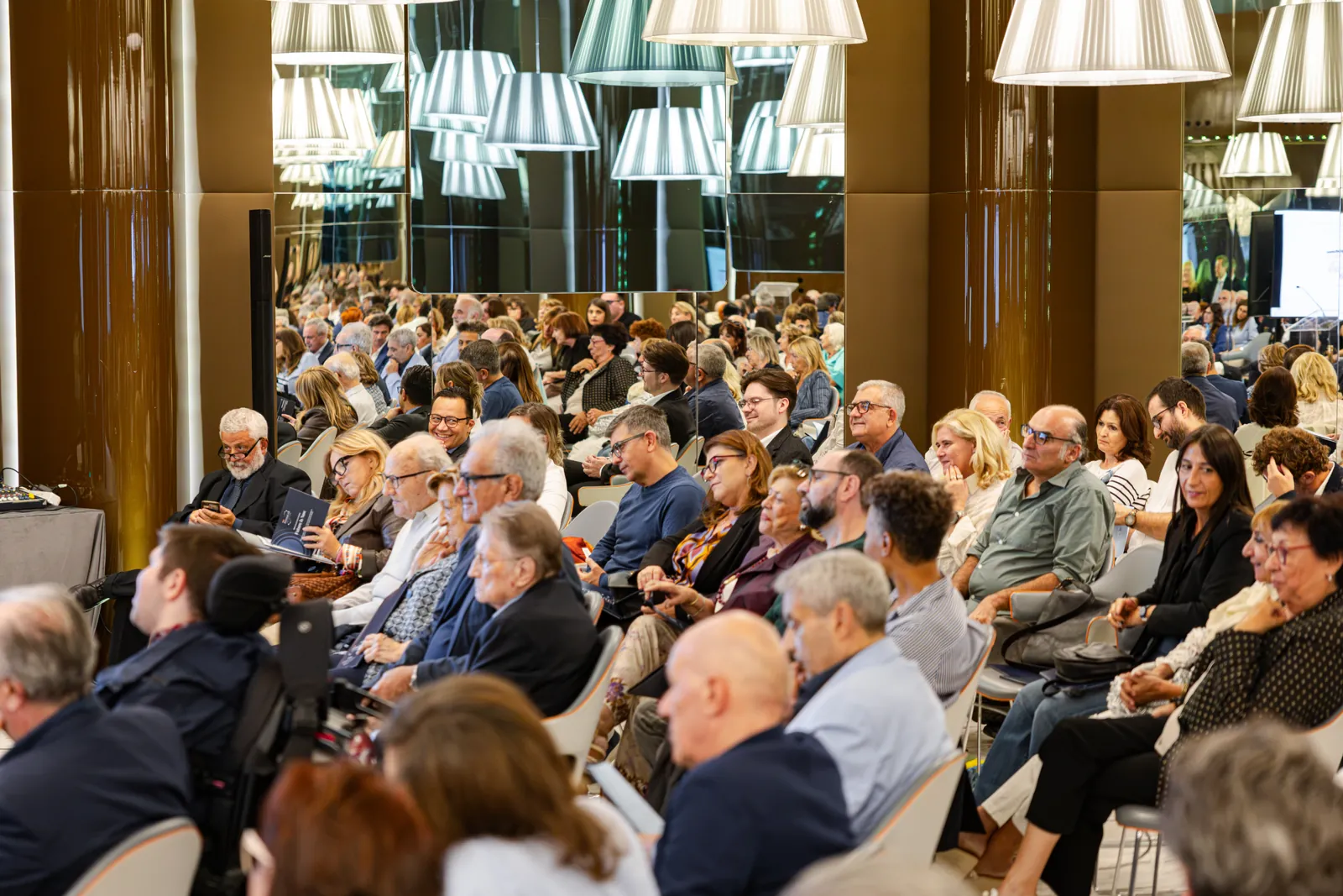 La sala al completo