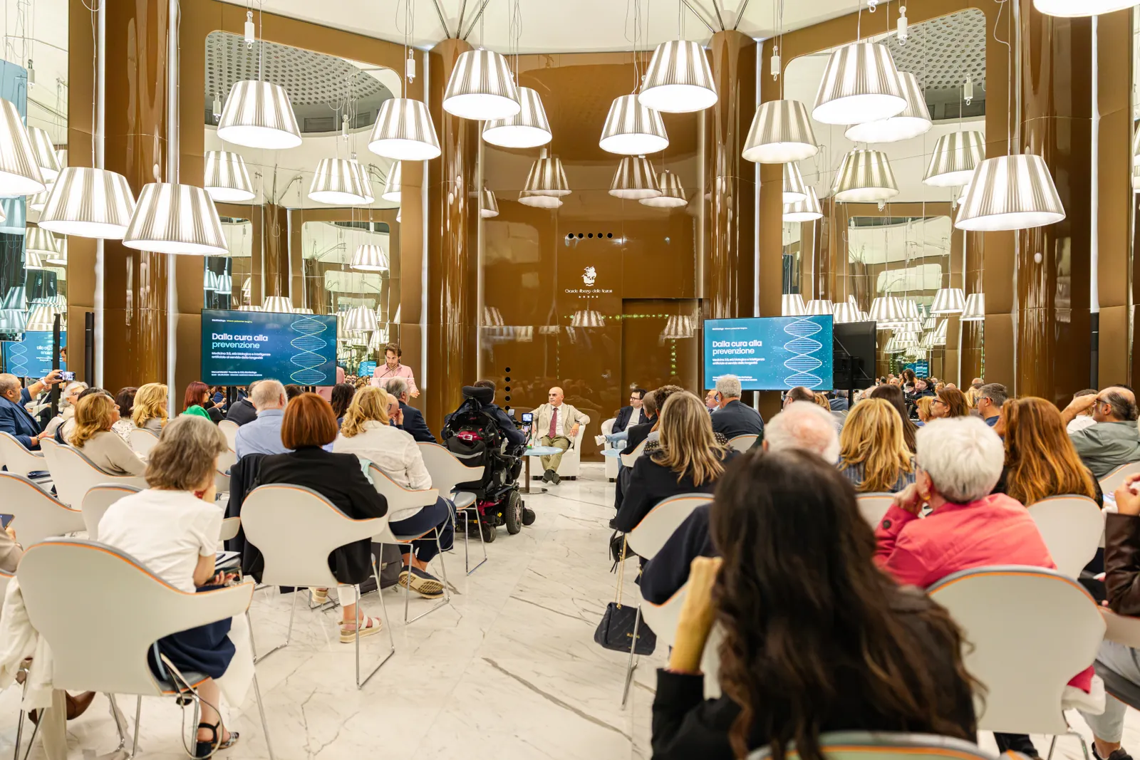 La sala con le slide «Dalla cura alla prevenzione»