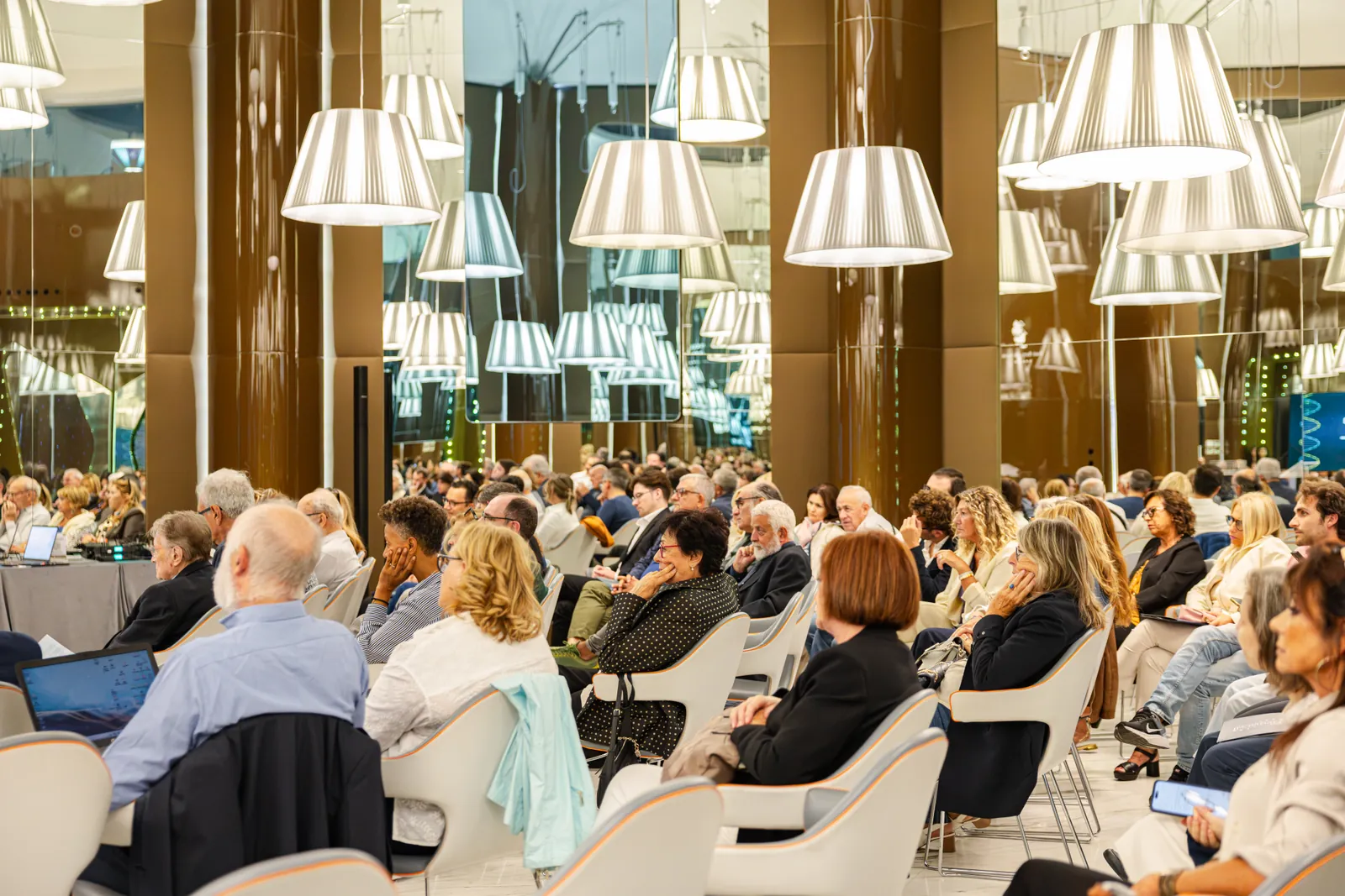 Il pubblico in sala, di lato