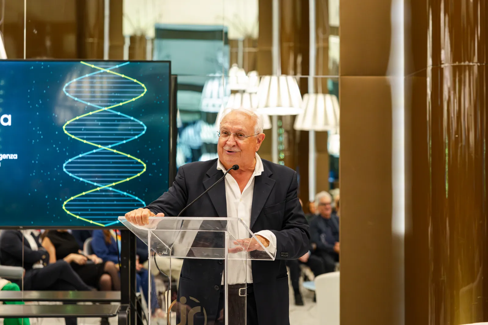 Il leggio e lo schermo con la doppia elica del DNA