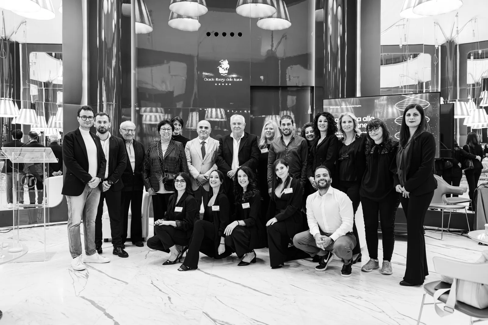 Foto di gruppo, in bianco e nero
