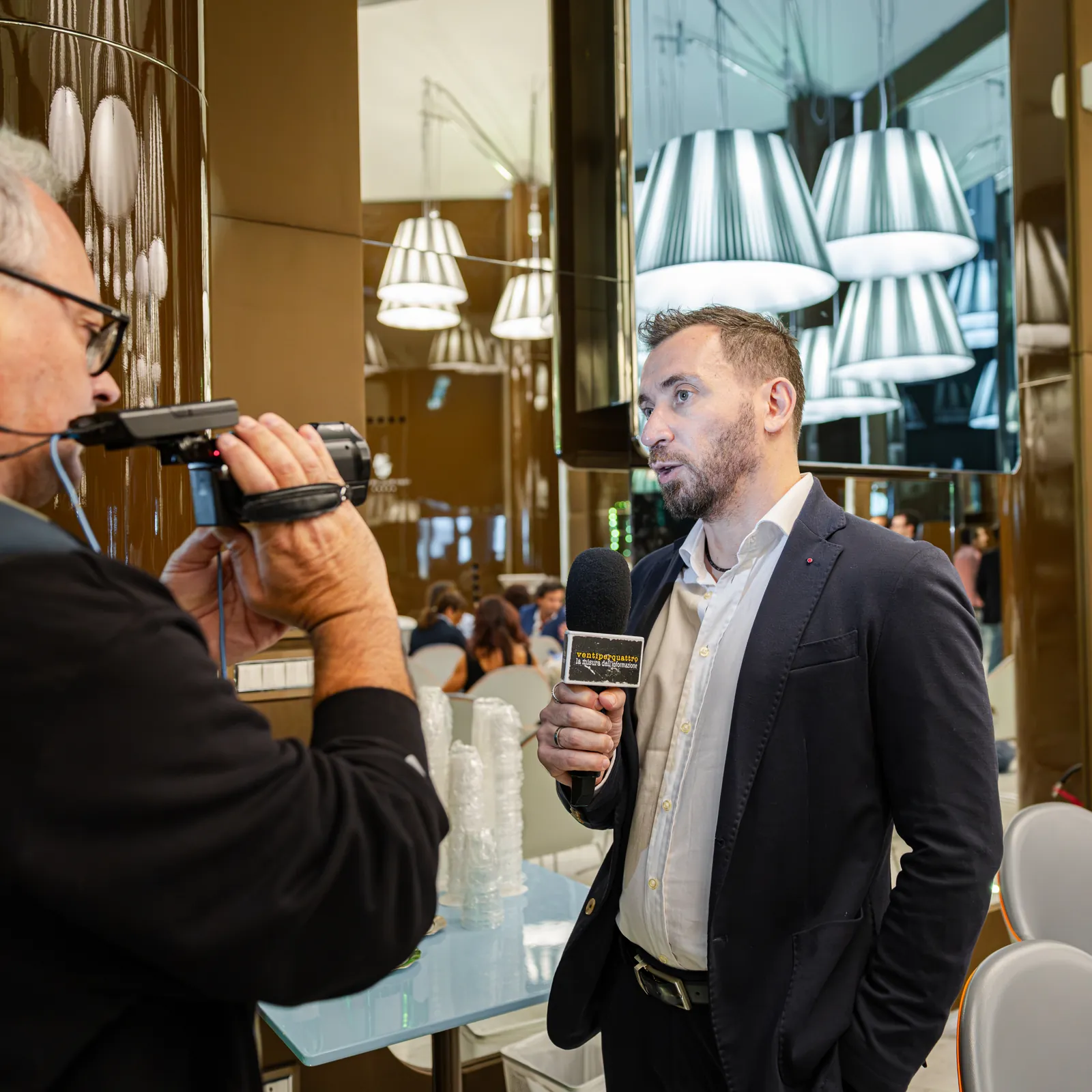 Un'intervista in sala, davanti alla telecamera